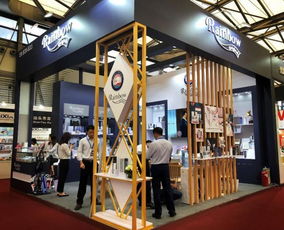 彩虹亮相上海日用百貨展，接受CCTV欄目組現場采訪